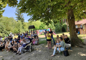 Goście obecni na Pikniku Rodzinnym w naszym ogrodzie przedszkolnym.