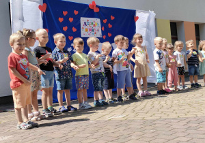 Występ "Motylków" w piosence pt. "Tak Cię kocham".