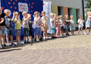 Występ "Motylków" w piosence pt. "Tak Cię kocham".