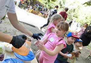 Stoisko ze zdrowymi przekąskami: świeżo wyciskanym sokiem jabłkowo-marchewkowym oraz sałatką wieloowocową z dodatkiem soku z cytryny oraz miodu akacjowego.