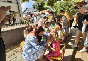 Malowanie buzi w wykonaniu Rodziców dzieci z naszego przedszkola.