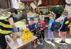 Degustacja pysznego, zdrowego miodu na kruchych wafelkach wśród dzieci z grupy "Pszczółek".