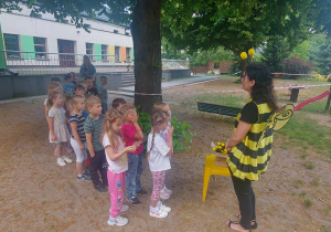 Ciocia Justynka zaprasza dzieci z grupy "Biedronek" na warsztaty pszczelarskie.