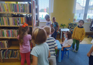 Pani Ola oprowadza dzieci po bibliotece.