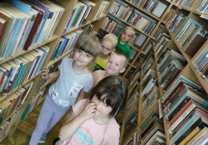 Spacerujemy między regałami bibliotecznymi.