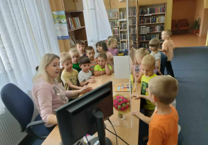 Ciocia Ola prezentuje nam sposób wypożyczenia książki w bibliotece.