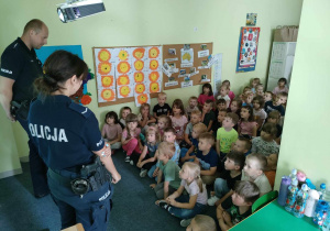 Spotkanie z Funkcjonariuszami Policji wśród dzieci starszych.