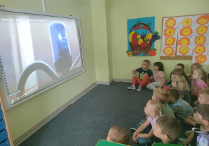 Numer alarmowy każde dziecko zna i chętnie powtarza – ,,jeden jeden dwa” - dzieci starsze oglądają film edukacyjny o bezpieczeństwie w trakcie wakacji.