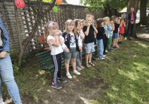 Dzieci podczas zabawy muzyczno-ruchowej "Lewa ręka, prawa ręka".