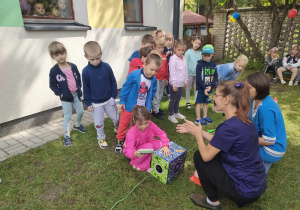 Dzieci z grupy "Pszczółek" podczas konkurencji pt. "Czarodziejskie pudło".