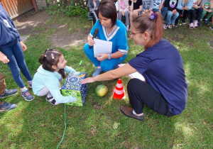 Dzieci z grupy "Skrzatów" podczas konkurencji pt. "Czarodziejskie pudło".