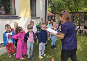 Dzieci z grupy "Pszczółek" podczas konkurencji - "Dokończ rymowankę".