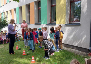 Dzieci z grupy "Biedronek" podczas konkurencji - "Dokończ rymowankę".