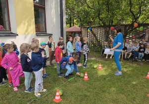 Dzieci z grupy "Skrzatów" podczas konkurencji - "Dokończ rymowankę".