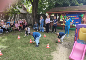 Dzieci z trzech, starszych grup w trakcie konkurencji sportowej - "Toczenie arbuza".