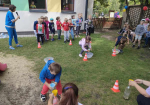 Dzieci z trzech, starszych grup podczas konkurencji sportowej - "Chcę pić".