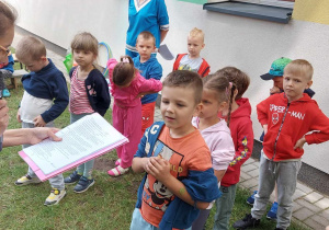 Dzieci z grupy "Biedronek" rozwiązują zagadki dotyczące zdrowia.