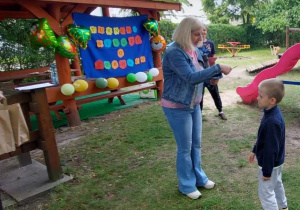 Pani Dyrektor wręcza Leonowi Nowak dyplom za udział w "Turnieju wiedzy o zdrowiu".