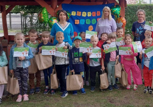 Uczestnicy "Turnieju wiedzy o zdrowiu" wraz z organizatorkami.