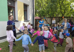 Wspólna zabawa w ogrodzie przedszkolnym przy znanej i bardzo lubianej przez dzieci piosence pt. "Dzień Dziecka".