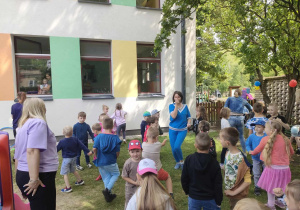 Wspólna zabawa w ogrodzie przedszkolnym przy znanej i bardzo lubianej przez dzieci piosence pt. "Dzień Dziecka".