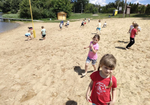 Swobodna zabawa dzieci z obu grup: "Pszczółek" i "Biedronek" na plaży nad Zalewem w Ozorkowie.