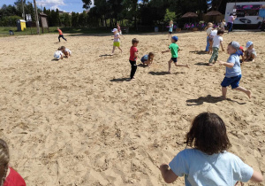 Swobodna zabawa dzieci z obu grup: "Pszczółek" i "Biedronek" na plaży nad Zalewem w Ozorkowie.