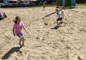 Swobodna zabawa dzieci z obu grup: "Pszczółek" i "Biedronek" na plaży nad Zalewem w Ozorkowie.