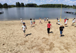 Swobodna zabawa dzieci z obu grup: "Pszczółek" i "Biedronek" na plaży nad Zalewem w Ozorkowie.