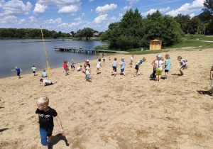 Swobodna zabawa dzieci z obu grup: "Pszczółek" i "Biedronek" na plaży nad Zalewem w Ozorkowie.