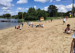 Swobodna zabawa dzieci z obu grup: "Pszczółek" i "Biedronek" na plaży nad Zalewem w Ozorkowie.