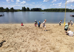 Swobodna zabawa dzieci z obu grup: "Pszczółek" i "Biedronek" na plaży nad Zalewem w Ozorkowie.