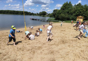 Swobodna zabawa dzieci z obu grup: "Pszczółek" i "Biedronek" na plaży nad Zalewem w Ozorkowie.