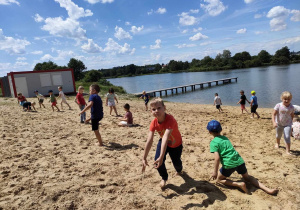 Swobodna zabawa dzieci z obu grup: "Pszczółek" i "Biedronek" na plaży nad Zalewem w Ozorkowie.