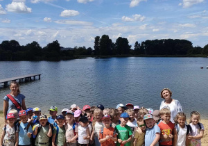 Pamiątkowe zdjęcie dzieci z grup: "Pszczółek" oraz "Biedronek" wraz z ciocią Anią i ciocią Justynką na plaży nad Zalewem w Ozorkowie.