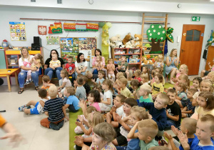 Przedszkolaki w trakcie Audycji Muzycznej pt. "Wakacyjne podróże".