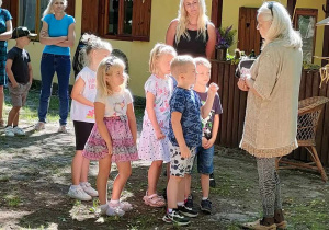 Grupa dzieci zastanawiająca się nad rozwiązaniem zagadki.