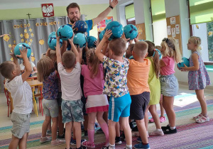 Sportowy gest stykania wszystkich, kangurkowych piłek w grupie "Pszczółek".