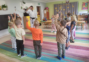 Pan Łukasz przygotowuje dzieci z grupy "Pszczółek" do następnego zadania, tłumacząc na czym będzie ono polegało.