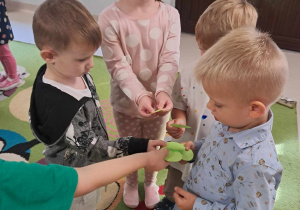 Kilkoro dzieci z grupy "Żabek" podczas zabawy ruchowej "Kropka do kropki".