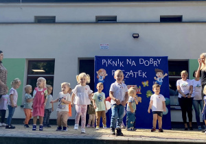 Dzieci z grupy najmłodszej prezentują piosenkę grupową pt. "Tańcząca wiewióreczka".