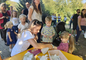 Pani Lektor z Fabryki Języka - p. Weronika Walis wykonuje dziewczynce z naszego przedszkola kolorowy tatuaż.