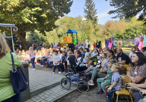 Publiczność ogląda występ iluzjonisty - p. Pawła Janusa.