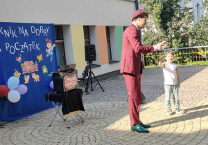 Prezentacja sztuki iluzji w wykonaniu p. Pawła Janusa i chłopca z naszego przedszkola.