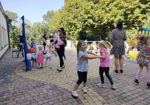 Zabawa swobodna dzieci podczas Pikniku Rodzinnego "Na dobry początek".