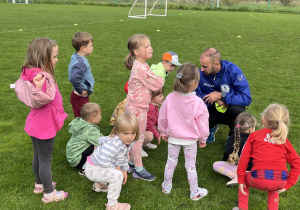 "Motylki" uważnie słuchają zasad zabawy ruchowej "Berek banan".