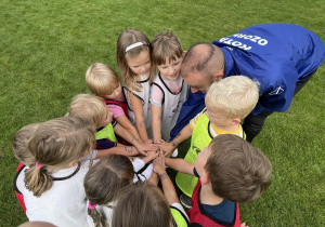 Dzieci z grupy "Motylków" podczas głośnego okrzyku: "Kotan! Ozorków!".