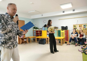 Pan Witek odczytuje dzieciom wierszyk o instrumencie, potocznie nazywanym "rogiem".