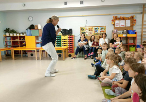 Pani Magdalena śpiewa z dziećmi piosenkę "Ale jazz!", którą będziemy utrwalać na każdej, kolejnej audycji.