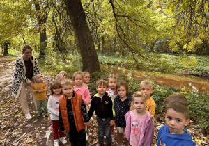 Dzieci z grupy "Żabek" podczas jesiennego spaceru w Parku Miejskim w Ozorkowie.